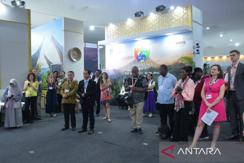 Menteri LH Hanif Faisol Nurofiq menyaksikan peluncuran Nature Credit Policy Forum oleh International Advisory Panel on Biodiversity Credits (IAPB) di Paviliun Indonesia, Konferensi Perubahan Iklim ke-30 PBB (COP30) di Bel?m, Brasil, Senin (17/11/2025) waktu setempat. ANTARA/HO-KemenLH