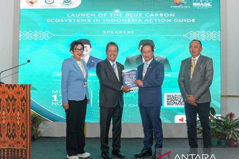Menteri KKP Sakti Wahyu Trenggono (kedua kiri) dan Menteri Lingkungan Hidup Hanif Faisol Nurofiq (kedua kanan) meresmikan Peta Jalan dan Panduan Aksi Ekosistem Karbon Biru Indonesia di Paviliun Indonesia, COP30, Bem?m, Brasil, Senin (17/11) waktu setempat. (ANTARA/HO-KemenLH)