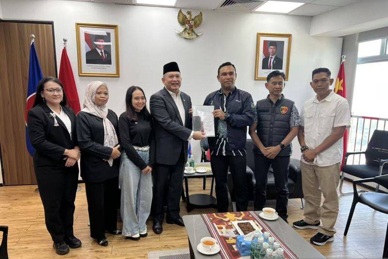 Konsul Jenderal RI di Guangzhou Ben Perkasa Drajat (keempat dari kiri) menyerahkan berkas Reni Rahmawati (ketiga dari kiri) WNI asal Sukabumi yang menjadi korban pengantin pesanan kepada Kompol Nirwan Fakaubun dari Divisi Hubungan Internasional (ketiga dari kanan) di KJRI Guangzhou, provinsi Guangdong, pada Senin (17/11) (ANTARA/HO-KJRI Guangzhou)