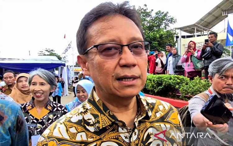 Menteri Kesehatan Budi Gunadi Sadikin memberi keterangan pers usai acara Groundbreaking Gedung Pelayanan VIP RSUD Prof Dr Margono Soekarjo, Purwokerto, Kabupaten Banyumas, Jawa Tengah, Selasa (18/11/2025) siang. ANTARA/Sumarwoto