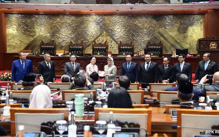 Ketua BPK Isma Yatun saat menyerahkan Ikhtisar Hasil Pemeriksaan Semester (IHPS) I Tahun 2025 kepada Ketua DPR Puan Maharani di Jakarta, Selasa (18/10/2025). ANTARA/HO-BPK