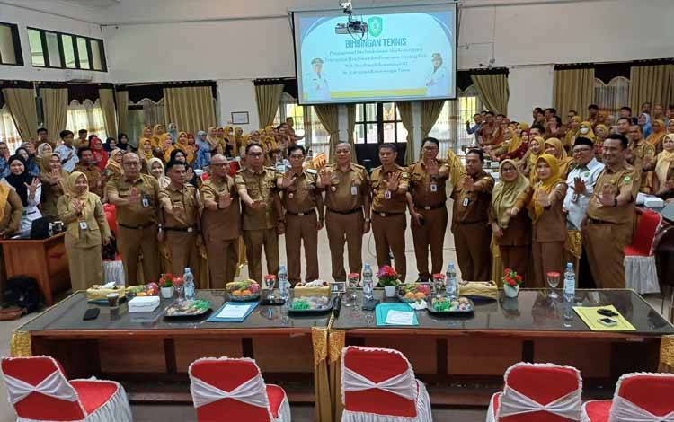 Pj Sekda Kotawaringin Timur Umar Kaderi membuka bimtek penginputan aksi konvergensi penurunan stunting se-Kabupaten Kotim di Aula Bapperida, Selasa, 18 November 2025. (FOTO: DEWIP)