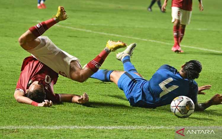 Arsip foto - Pesepak bola Tim Nasional Indonesia Egy Maulana Vikri (kiri) terjatuh usai berebut bola dengan pesepak bola Tim Nasional Curacao Shermaine Martina (kanan) dalam pertandingan 'FIFA Match Day' di Stadion Pakansari, Cibinong, Kabupaten Bogor, Jawa Barat, Selasa (27/9/2022). ANTARA FOTO/Aditya Pradana Putra/foc.