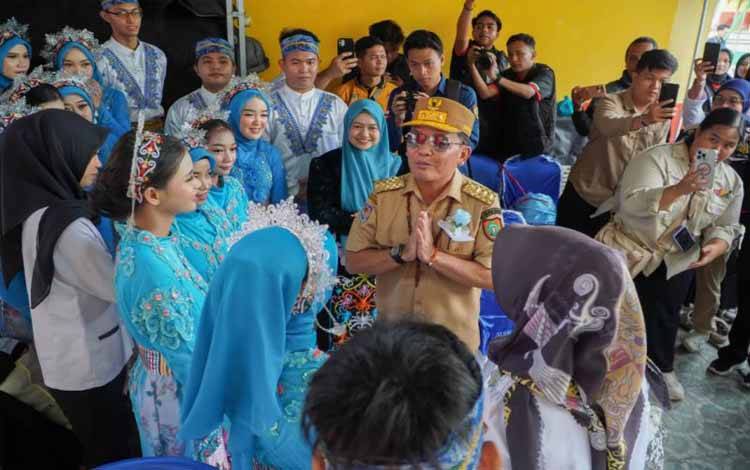 Gubernur Kalteng Agustiar Sabran saat peresmian Unit Layanan Disabilitas di Jalan Tjilik Riwut KM 5 Palangka Raya, sekaligus membuka Festival Inovasi Kewirausahaan Siswa Indonesia Anak Berkebutuhan Khusus (Fiksi ABK) tingkat provinsi, Rabu (19/11/2025). ANTARA/HO-Diskominfosantik Kalteng