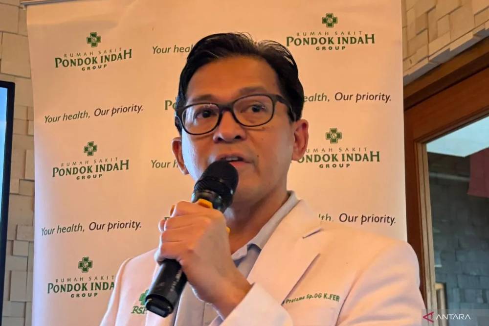 Dokter Spesialis Obstetri dan Ginekologi Subspesialis Fertilitas Endokrinologi Reproduksi Dr. dr. Gita Pratama, Sp.OG, Subsp. FER., M.Rep.Sc menjelaskan penyebab honeymoon cystitis dalam temu media di Jakarta, Rabu (19/11/2025). (ANTARA/Hreeloita Dharma Shanti)