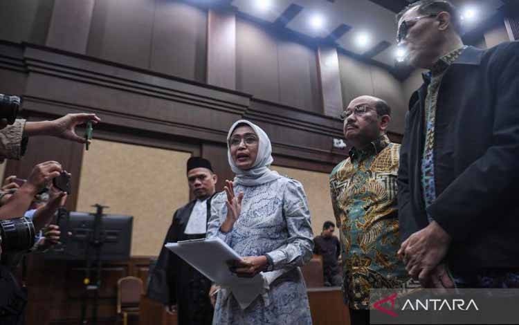 Terdakwa kasus dugaan korupsi di PT ASDP Ira Puspadewi (kedua kiri) dan Muhammad Yusuf Hadi (kanan) menyampikan keterangan kepada media usai menjalani sidang dengan agenda pembacaan pvonis di Pengadilan Tipikor, Jakarta, Kamis (20/11/2025). Majelis Hakim memvonis mantan Direktur Utama PT ASDP Indonesia Ferry (Persero) Ira Puspadewi dengan hukuman empat tahun enam bulan penjara dan denda Rp500 juta subsider tiga bulan kurungan, mantan Direktur Komersial dan Pelayanan PT ASDP Ferry (Persero) Muham