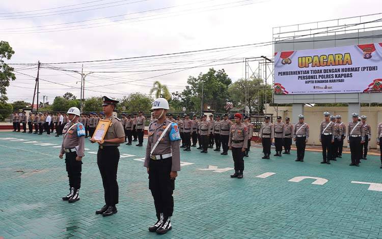 Polres Kapuas saat menggelar upacara Pemberhentian Tidak Dengan Hormat (PTDH) terhadap salah satu personelnya, Aiptu RH. Upacara dilaksanakan di halaman Mapolres Kapuas, Jumat, 21 November 2025. (FOTO: Humas Polres Kapuas)