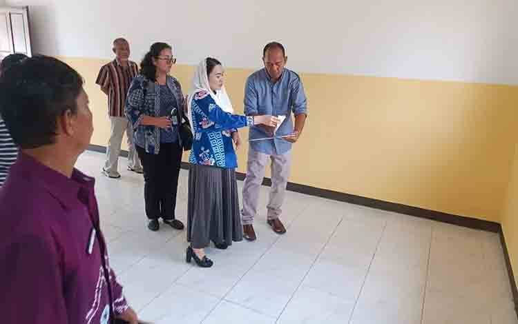 Plt Kepala Dinas Pendidikan Kabupaten Seruyan, Welduline, melakukan kegiatan monitoring dan evaluasi (monev) terhadap progres pembangunan sarana dan prasarana Pendidikan (Foto : Ist)