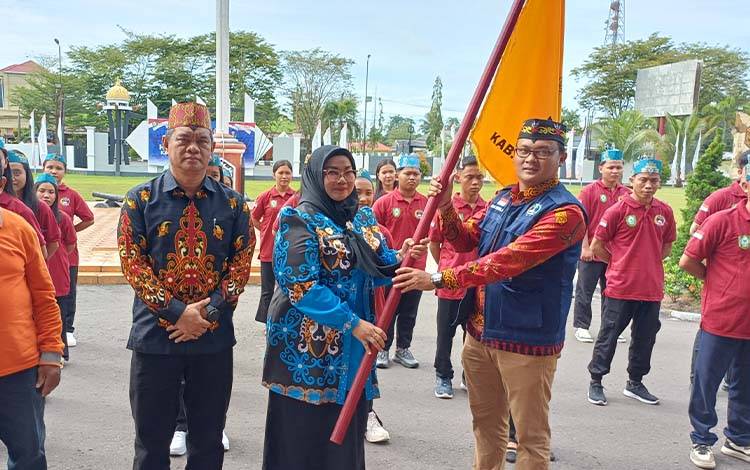 Wakil Bupati Kotawaringin Timur Irawati melepas kontingen Festival Tandak Intan Kaharingan, Jumat, 21 November 2025. (FOTO: DEWIP)
