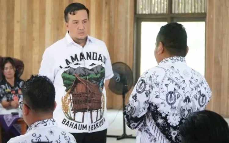 Bupati Lamandau Rizky Aditya Putra melakukan sesi tanya-jawab secara langsung dengan salah satu guru saat menghadiri Temu Wicara bersama Dewan Guru se-Kecamatan Belantikan Raya. Acara ini diselenggarakan dalam rangka memperingati HUT ke-80 PGRI dan Hari Guru Nasional, Jumat, 21 November 2025 ( FOTO: ISTIMEWA)