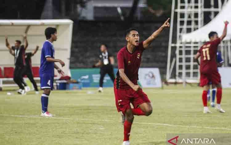 Pesepak bola Timnas Cerebral Palsy Komite Paralimpiade Nasional Indonesia (NPC Indonesia) M Ikhsan Tabrani (kedua kanan) berselebrasi usai mengalahkan tim sepak bola CP Thailand pada semi final International Federation of Cerebral Palsy Football (IFCPF) Asian-Oceania 2025 di Stadion Sriwedari Solo, Jawa Tengah, Kamis (20/11/2025). Timnas Sepak Bola Cerebral Palsy NPC Indonesia berhasil melaju final usai mengalahkan tim sepak bola CP Thailand dengan skor 3-1. ANTARAFOTO/Maulana Surya/YU