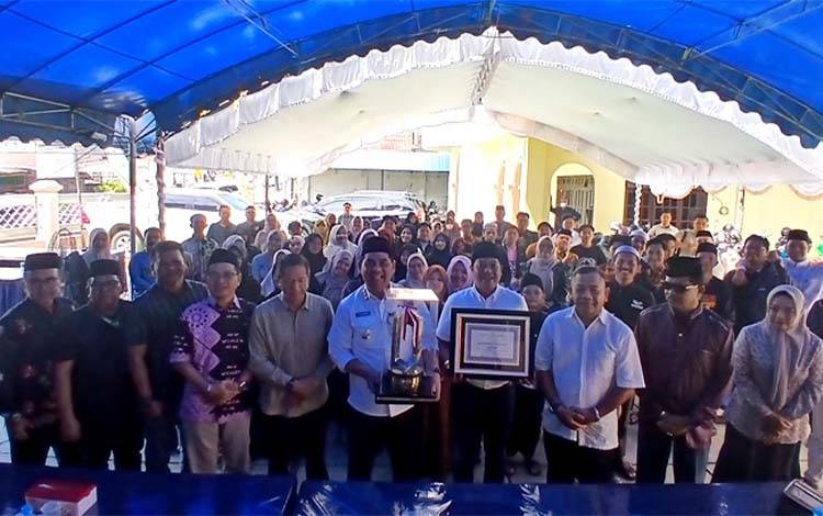 Bupati Barito Utara, H Shalahuddin didampingi Wakil Bupati Felix Sonadie Y Tingan, Sekda Muhlis, Asisten Sekda, Kepala perangkat daerah, ketua kafilah Barito Utara foto bersama dengan kafilah MTQH ke XXXIII Barito Utara usai pelepasan kafilah untuk kembali ke tempat masing-masing, di Hotel Walet Muara Teweh, Sabtu 22 November 2025. (Foto: Dhani)