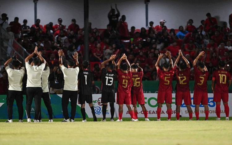 Para pemain tim Indonesia mengucapkan terima kasih kepada suporter setelah mengunci gelar runner-up Kejuaraan Sepak Bola Cerebral Palsy Asia Oceania IFCPF 2025 di Stadion Sriwedari, Solo, Sabtu (22/11/2025). Di final, Indonesia kalah 0-2 dari Iran. (NPC Indonesia)