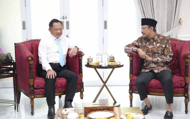 Mendagri Tito Karnavian bersama Menteri Sosial Saifullah Yusuf membahas penguatan layanan kesejahteraan sosial. (ANTARA/HO-Kemendagri)