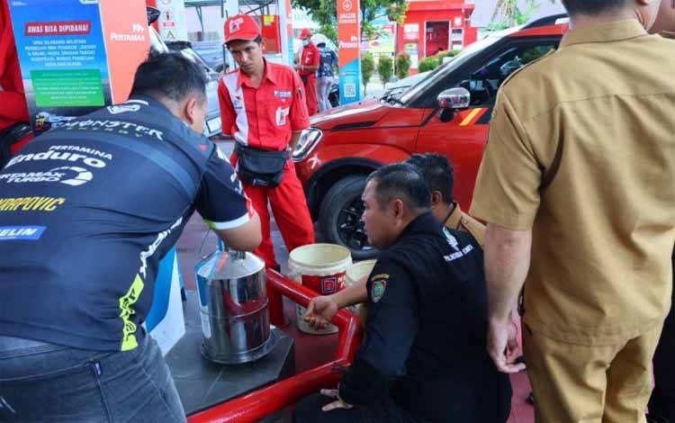 Tim Dinas Perdagangan dan Perindustrian (Disdagperin) Kalteng sidak SPBU Palangka Raya belum lama ini (18/11/2025). ANTARA/HO-Disdagperin Kalteng