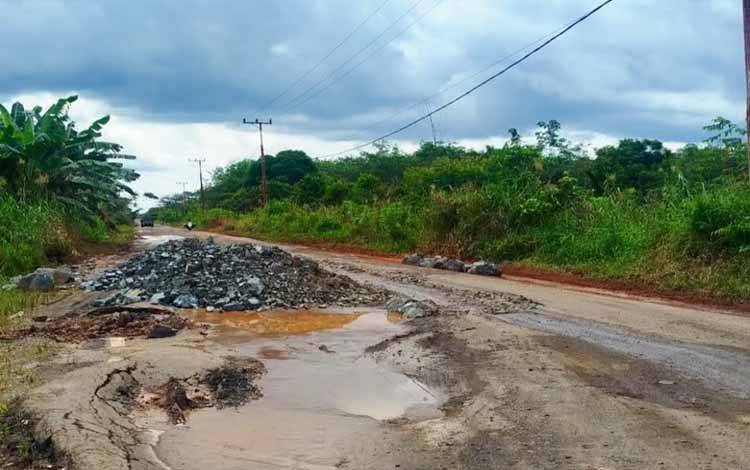 Kondisi jalan penghubung Tahai - Basarang, Senin, 24 November 2025. (FOTO: IST)