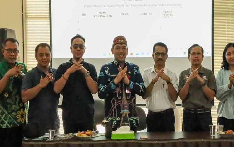 Foto bersama saat rangkaian penandatanganan MoU, sinkronisasi data tenaga kerja perusahaan penyerahan surat dukungan terhadap platform Dayakerja.id. (FOTO:ABD)