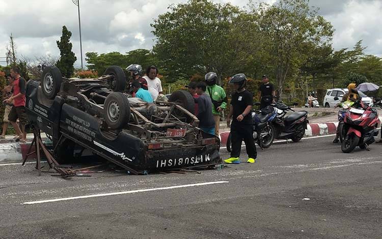 Kondisi mobil laka tunggal di Jalan Sethadji Palangka Raya, Senin, 24 November 2025. (Fot?: PATHUR)