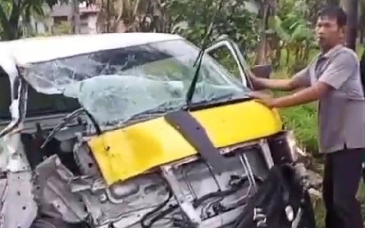 Kondisi mobil pikap pasca insiden lakalantas di Jalan Trans Kalimantan Km.24, Anjir, Barito Kuala, Senin, 24 November 2025. (FOTO: IST)