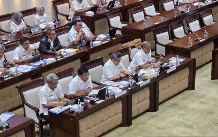 Direktur Jenderal Bea dan Cukai Kemenkeu Djaka Budi Utama dan Direktur Jenderal Anggaran Kemenkeu Luky Alfirman menghadiri rapat dengar pendapat bersama Komisi XI DPR RI di Jakarta, Senin (24/11/2025) (ANTARA/Bayu Saputra)