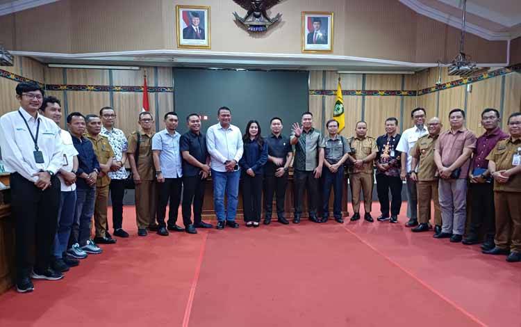 RDP Komisi I DPRD Kotawaringin Timur bersama PLN dan pemerintah daerah. (FOTO: DEWIP)