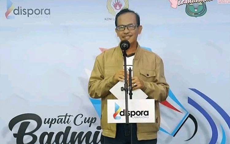 Wakil Bupati Lamandau, Abdul Hamid, memberikan sambutan pada pembukaan Turnamen Badminton Bupati Cup 2025, di GOR Kujan pada Senin malam, 24 November 2025. (FOTO: NATALIA KRISTIN)