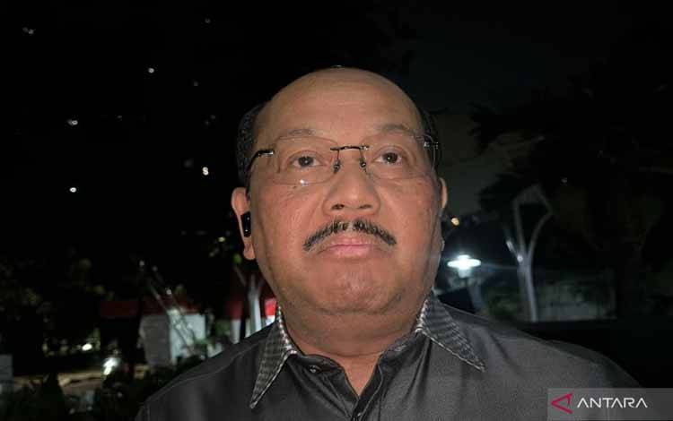 Pengacara dari terdakwa kasus dugaan korupsi dalam proses kerja sama usaha dan akuisisi PT Jembatan Nusantara oleh PT ASDP Indonesia Ferry (Persero) tahun 2019-2022 Ira Puspadewi, Soesilo Aribowo, memberikan keterangan saat mendatangi Gedung Merah Putih KPK, Jakarta, Selasa (25/11/2025). ANTARA/Rio Feisal