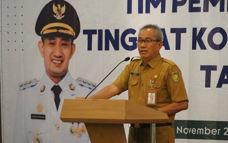 Pj Sekda Kota Palangka Raya, Arbert Tombak saat kegiatan Posyandu Palangka Raya. (Foto: MARINI)