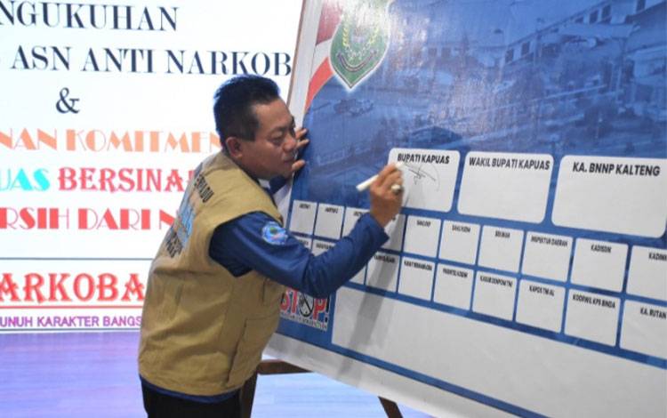 Bupati Kapuas, M. Wiyatno saat melakukan penandatanganan komitmen bersama Kapuas Bersih dari Nakorba, Rabu, 26 November 2025 di Ruang Rapat Rujab Bupati Kapuas. (FOTO: Diskominfo Kps)