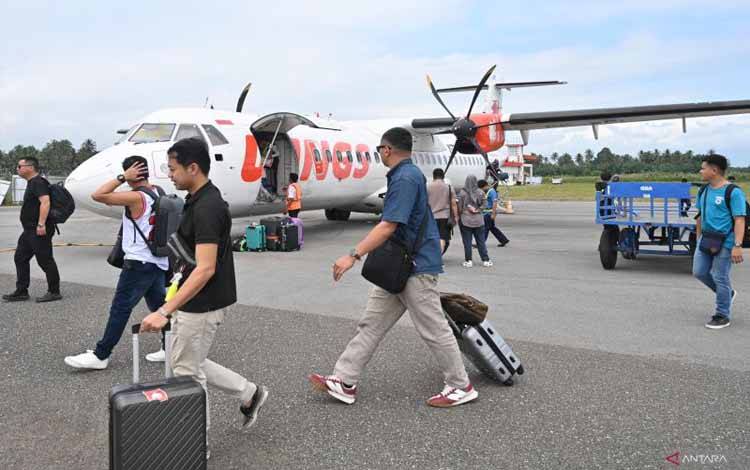 Sejumlah penumpang berjalan menuju terminal kedatangan saat tiba di Bandara Morowali, Kabupaten Morowali, Sulawesi Tengah, Kamis (1/8/2024). ANTARA FOTO/Basri Marzuki/YU (ANTARA FOTO/BASRI MARZUKI)