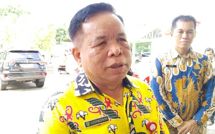 Kepala Dinas Pertanian Pulang Pisau, Godfridson, saat diwawancara usai menyerahkan alsintan kepada brigade pangan, Kamis, 27 November 2025. (FOTO: RETHA)