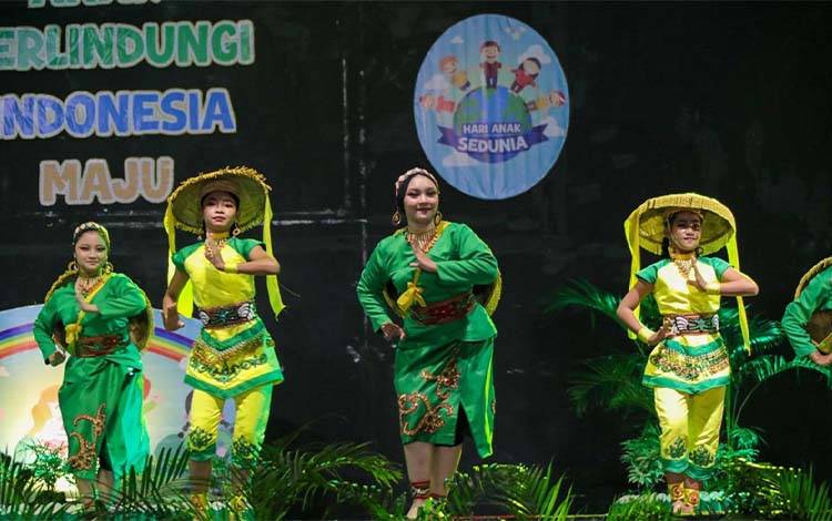 Penampilan salah satu sanggar seni pada Gelar Seni Budaya dalam rangka memperingati Hari Anak Se-Dunia Tahun 2025. (FOTO: FRY)