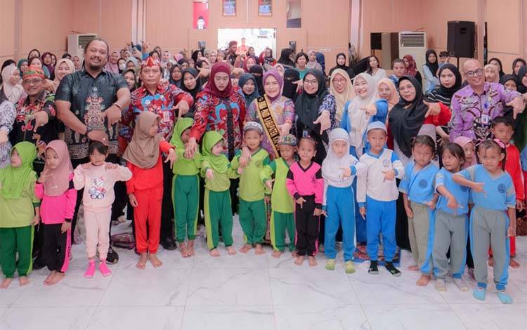 Ketua Tim Penggerak PKK sekaligus Bunda PAUD Kabupaten Kapuas, Siti Saniah Wiyatno saat melakukan foto bersama pada kegiatan Parenting Days Massal, Deklarasi Sekolah Ramah Anak, serta Lomba Mewarnai Celemek Ibu dan Anak se-Kabupaten Kapuas yang berlangsung di Aula Dinas Pendidikan Kabupaten Kapuas, Kamis, 27 November 2025. (FOTO: Diskominfo Kps)