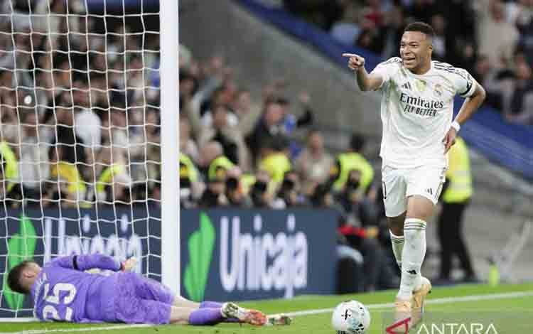 Penyerang Real Madrid Kylian Mbappe (kanan) berselebrasi usai mencetak gol ke gawang Valencia pada lanjutan Liga Spanyol 2025/2026 di Stadion Santiago Bernabeu, Madrid, Sabtu (1/11/2025) waktu setempat. Real Madrid menundukkan Valencia 4-0. ANTARA FOTO/NurPhoto/f22photo/Guille Martinez/sgd