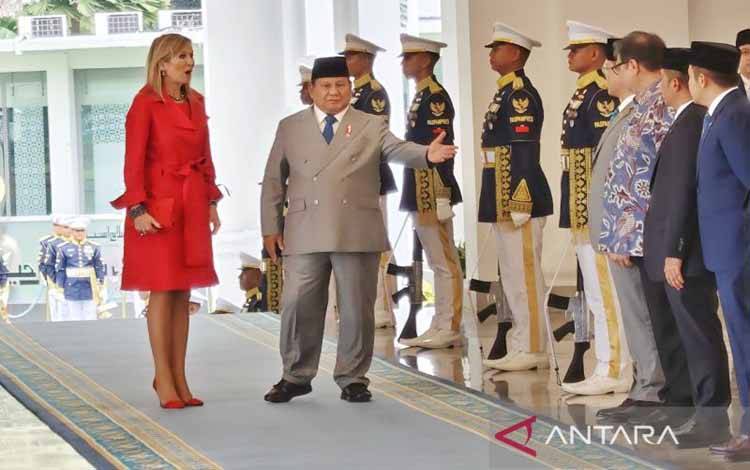 Presiden RI Prabowo Subianto (dua kiri) dan Ratu Maxima dari Kerajaan Belanda (kiri) saat momen perkenalan delegasi Indonesia di Istana Merdeka, Jakarta, Kamis (27/11/2025). (ANTARA/Fathur Rochman)