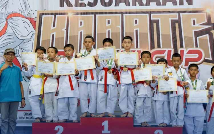 Tim karate binaan Dojo Brimob Pangkalan Bun saat menerima medali (Foto : IST)