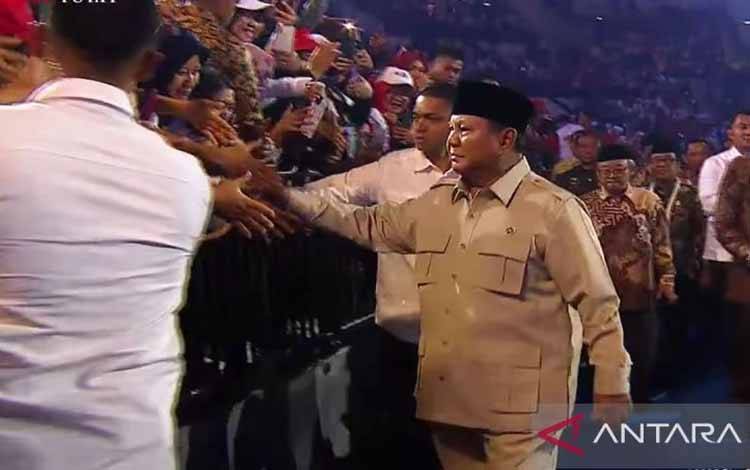 Presiden RI Prabowo Subianto menyalami para guru saat menghadiri Puncak Peringatan Hari Guru Nasional (HGN) 2025 di Indonesia Arena Jakarta, Jumat (28/11/2025). ANTARA/Mentari Dwi Gayati/aa