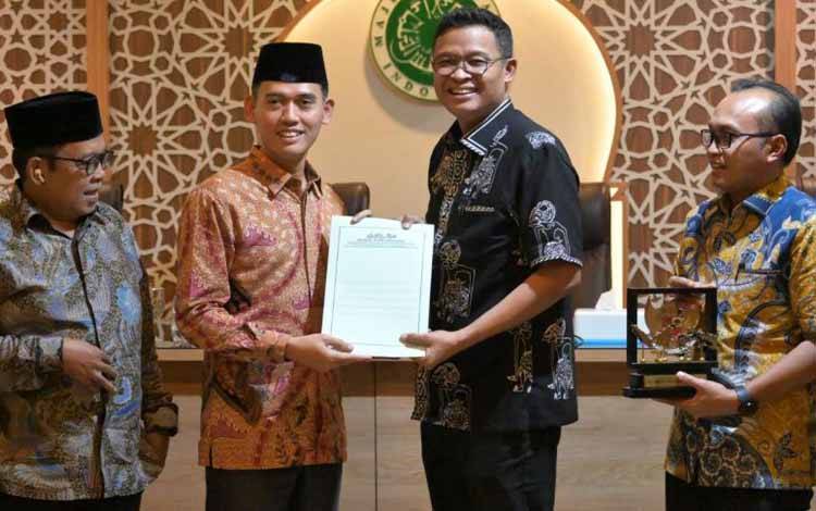 Ketua MUI Bidang Fatwa Asrorun Niam dan Direktur Jenderal Pajak Kementerian Keuangan Bimo Wijayanto menggelar pertemuan di Kantor MUI, Jakarta, Jumat (28/11/2025). ANTARA/HO-MUIKOMENTAR