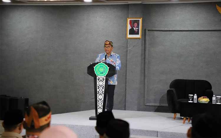 Pelaksana Tugas Sekretaris Daerah Provinsi Kalimantan Tengah Leonard S. Ampung saat menyampaikan sambutan. (FOTO:TRA)