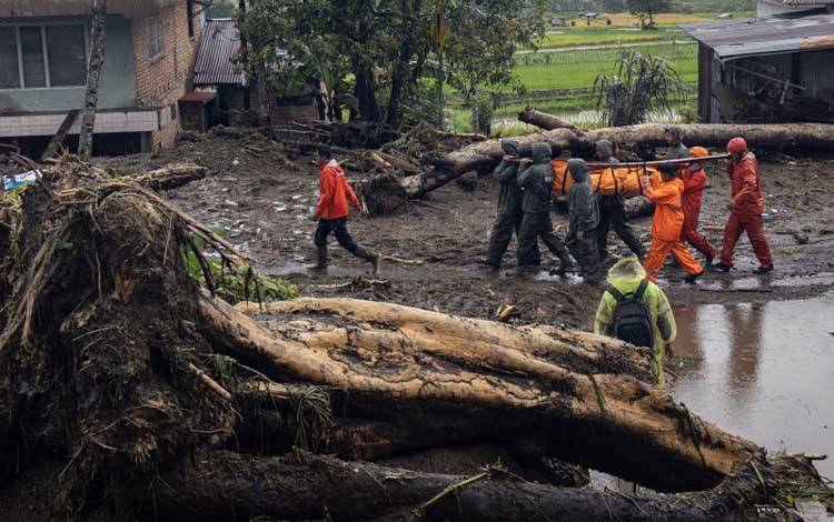 Tim SAR gabugan mengevakuasi korban banjir bandang di Kabupaten Agam, Jumat (29/11/2025). ANTARA/Muhammad Zulfikar