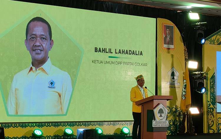 Ketua Umum DPP Partai Golkar Bahlil Lahadalia saat menyampaikan sambutannya di Musda XI Golkar Kalteng (Foto : PATHUR)
