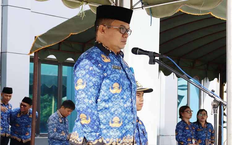 Asisten I Setda Barito Timur, Ari Panan P Lelu, bertindak sebagai pembina apel sekaligus membacakan sambutan Bupati Barito Timur, M Yamin, Senin, 1 Desember 2025. (FOTO: IST)