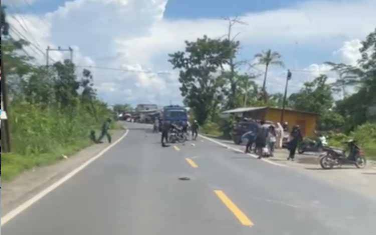 Situasi TKP pasca insiden lakalantas di Jalan Trans Kalimantan, Km. 1, Kapuas Hilir, Senin, 1 Desember 2025. (FOTO: IST)