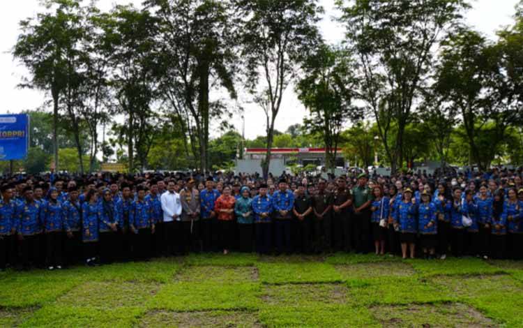 Bupati Kapuas, M. Wiyatno berfoto bersama unsur Forkopimda, jajaran OPD, dan para ASN usai Upacara HUT Korpri Ke-54 di Halaman Kantor Bupati Kapuas, Senin, 1 Desember 2025. (FOTO: Diskominfo Kps)