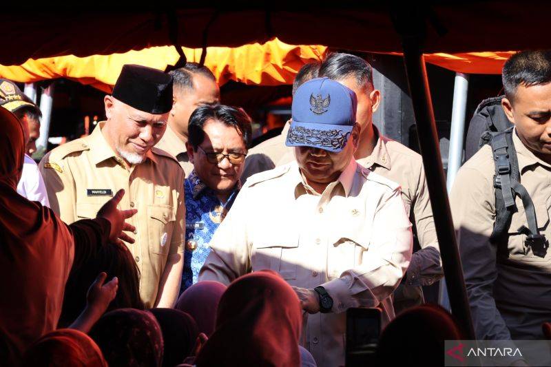 Presiden RI Prabowo Subianto menyalami penyintas banjir di Kabupaten Padang Pariaman, Sumatera Barat, Senin (1/12/2025). ANTARA/Muhammad Zulfikar
