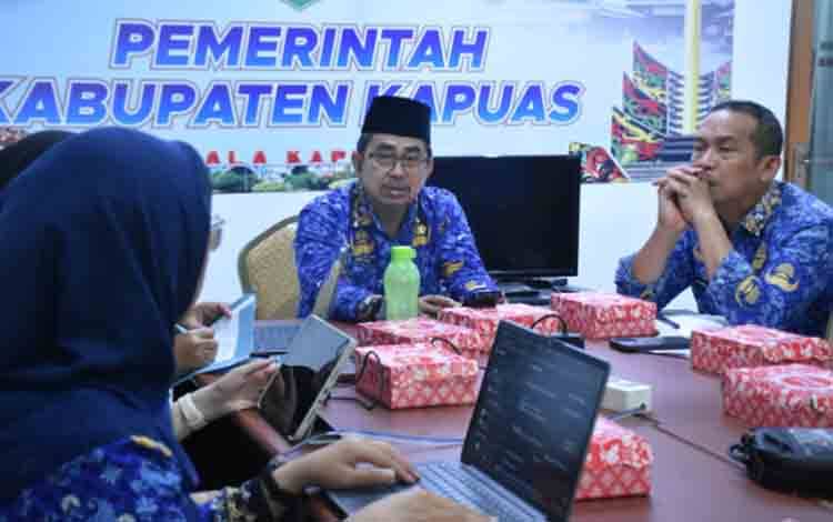 Asisten Administrasi Umum (Asisten III) Sekretariat Daerah Kabupaten Kapuas, Pery Noah, memimpin secara langsung Rapat Koordinasi Organisasi Perangkat Daerah (OPD) mengenai Penyusunan Peta Jalan Pembangunan Kependudukan (PJPK) Kabupaten Kapuas, bertempat di Ruang Rapat 1 Bapperida Kabupaten Kapuas, Senin, 1 Desember 2025. (FOTO: Diskominfo Kps)