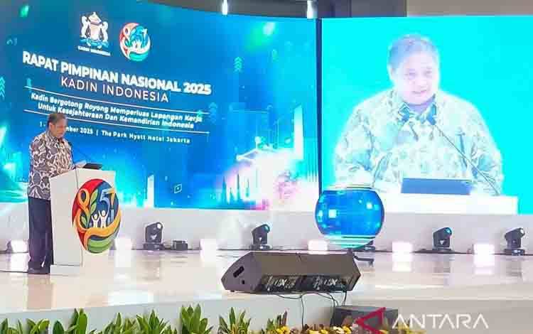 Menteri Koordinator Bidang Perekonomian Airlangga Hartarto menyampaikan pidato sambutan dalam Rapimnas Kadin Indonesia di Jakarta, Senin (1/12/2025). Airlangga memaparkan delapan program prioritas pemerintah pada tahun depan dengan total alokasi Anggaran Pendapatan dan Belanja Negara (APBN) sebesar Rp2.567,9 triliun. (ANTARA/Uyu Septiyati Liman.