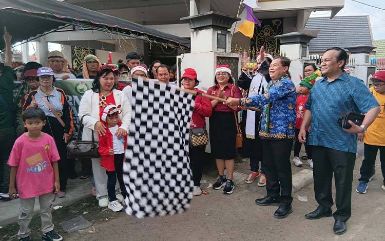 Asisten III Setda Barito Timur, Edius Uhing, melepas Karnaval Natal, didampingi sejumlah kepala perangkat daerah, Senin, 1 Desember 2025. (FOTO: MMC BARTIM)