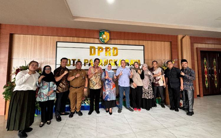 Foto bersama Wakil Ketua dan sejumlah Anggota DPRD Kabupaten Kobar melakukan kunjungan kerja di Kota Palangka Raya (Foto: MARINI)