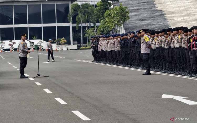 Wakapolda Metro Jaya Brigjen Pol Dekananto Eko Purwono mengecek persiapan pasukan pengamanan di Gedung DPR/MPR/DPD di Jakarta, Rabu (3/12/2025). ANTARA/Humas Polda Metro Jaya.